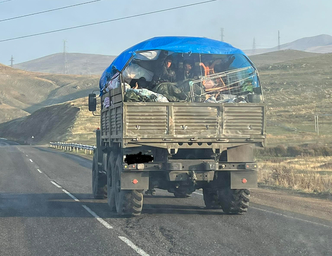 Die Menschen aus Bergkarabach flohen mit allem was ihnen zur Verfügung stand: mit Autos, Traktoren, Bussen oder auf Lastwägen.    
