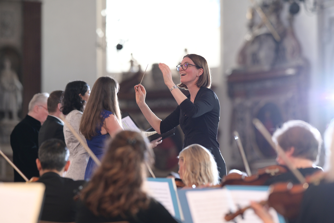 Mit der Gemeinde feiern im Salzburger Dom Generalvikar Harald Mattel und Diakon Kurt Fastner die heilige Messe. Musikalisch können sich die Gottesdienstbesucherinnen und -besucher sowie die Zuhörenden via Radio auf Mozarts 'Orgelsolomesse' freuen.