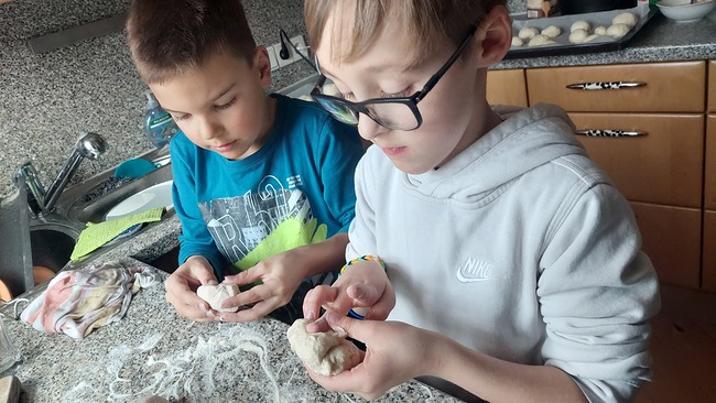 Das gemeinsame Brotbacken war ein Erlebnis: Mit wenigen Zutaten kann man köstliche Brote zaubern. 