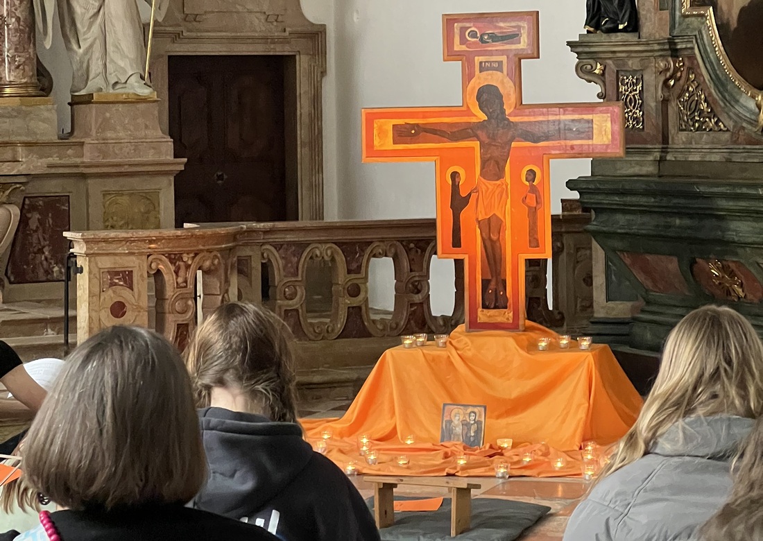 Gesänge, Gebete und Stille im Antlitz einer Kreuz-Ikone, wie  sie auch in Taizé zu finden ist.