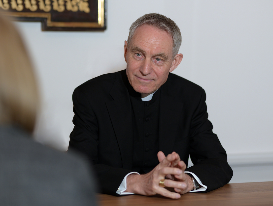 Notwendig, um das Bild Benedikts zu korrigieren, sagt Erzbischof Georg Gänswein über sein Buch. Vor seiner Signierstunde in  Salzburg sprach er über das Erbe des verstorbenen Papstes.