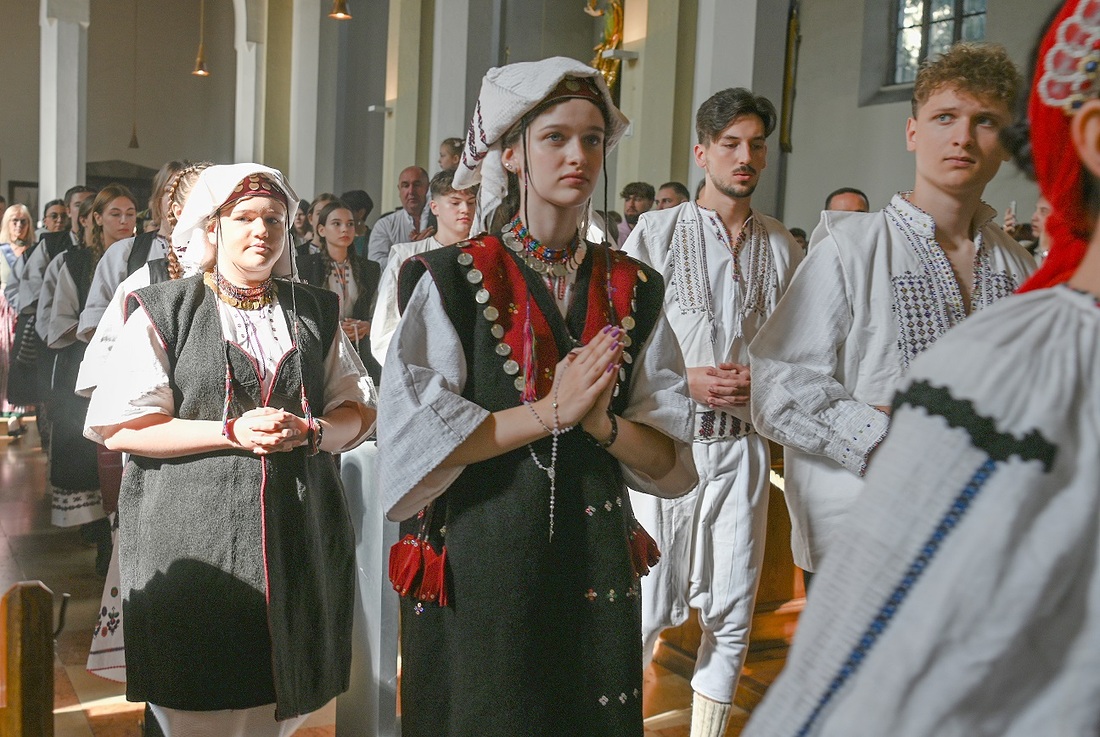 Wunderschöne Trachten und tiefe Gläubigkeit in einem Bild vereint: Momentaufnahme vom Jubiläumsgottesdienst.