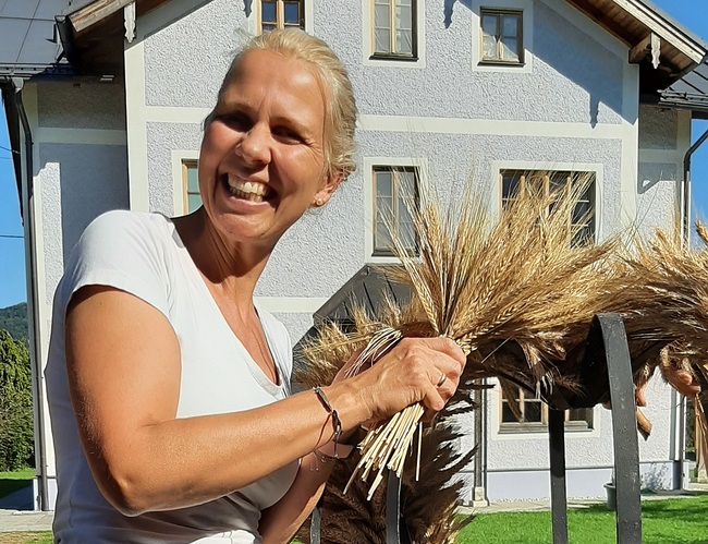 Seminarbäuerin Nicole Leitner vor ihrem Hof beim Erntedankkrone binden, die dann beim Volksfest von den Anifern feierlich auf die Felder getragen wird.