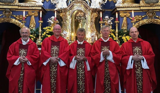 Nach 25 Jahren: Fünf Priester des Weihejahrgangs 1998 (siehe Text) trafen sich zum gemeinsamen Dankgottesdienst in Maria Plain.  