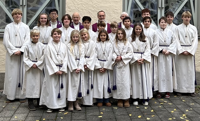 Ministrantinnen und Ministranten im liturgischen Gewand am ersten Advent-Wochenende.