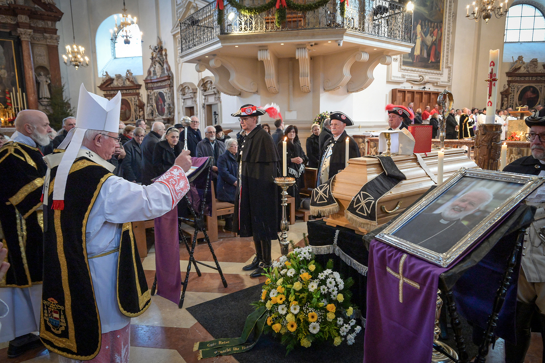 Erzbischof Franz Lackner segnet den Sarg von Weihbischof emeritus Andreas Laun.