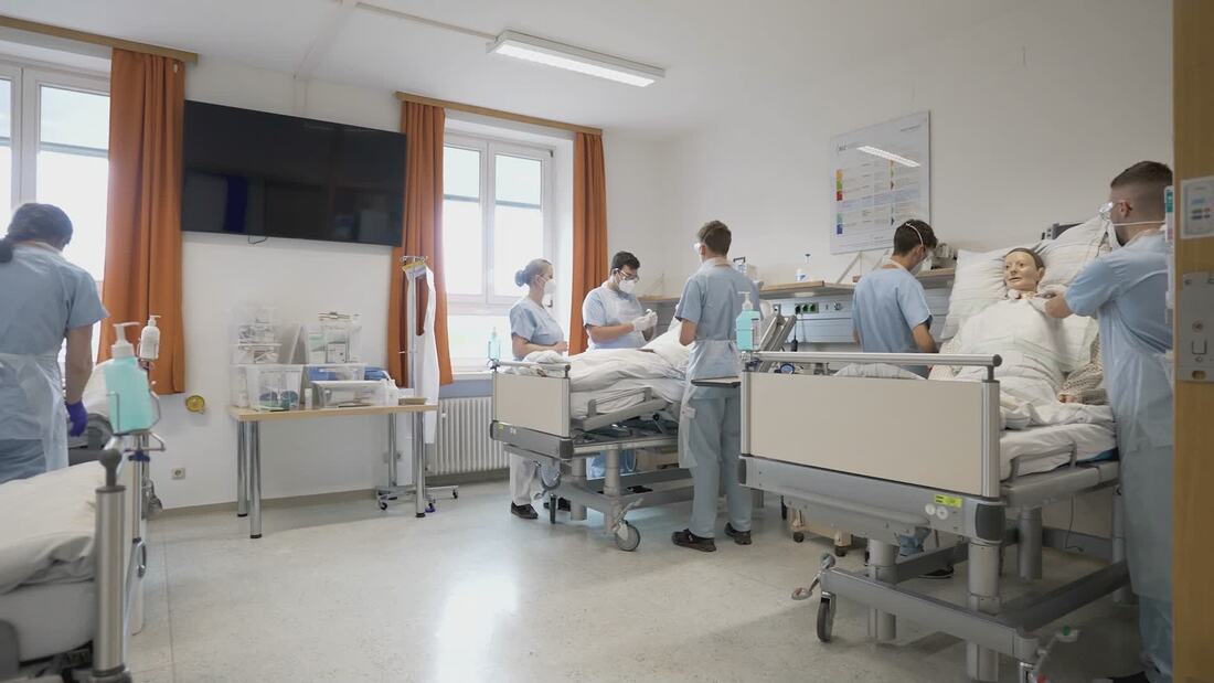 In der  Gesundheits- und Krankenpflegeschule der Salzburger Landeskliniken werden neue Pflegerinnen und Pfleger ausgebildet, um dem Personalmangel entgegenzuwirken. Ein Ziel ist es auch, die Arbeitsbedingungen und damit die Attraktivität des Pflegebe