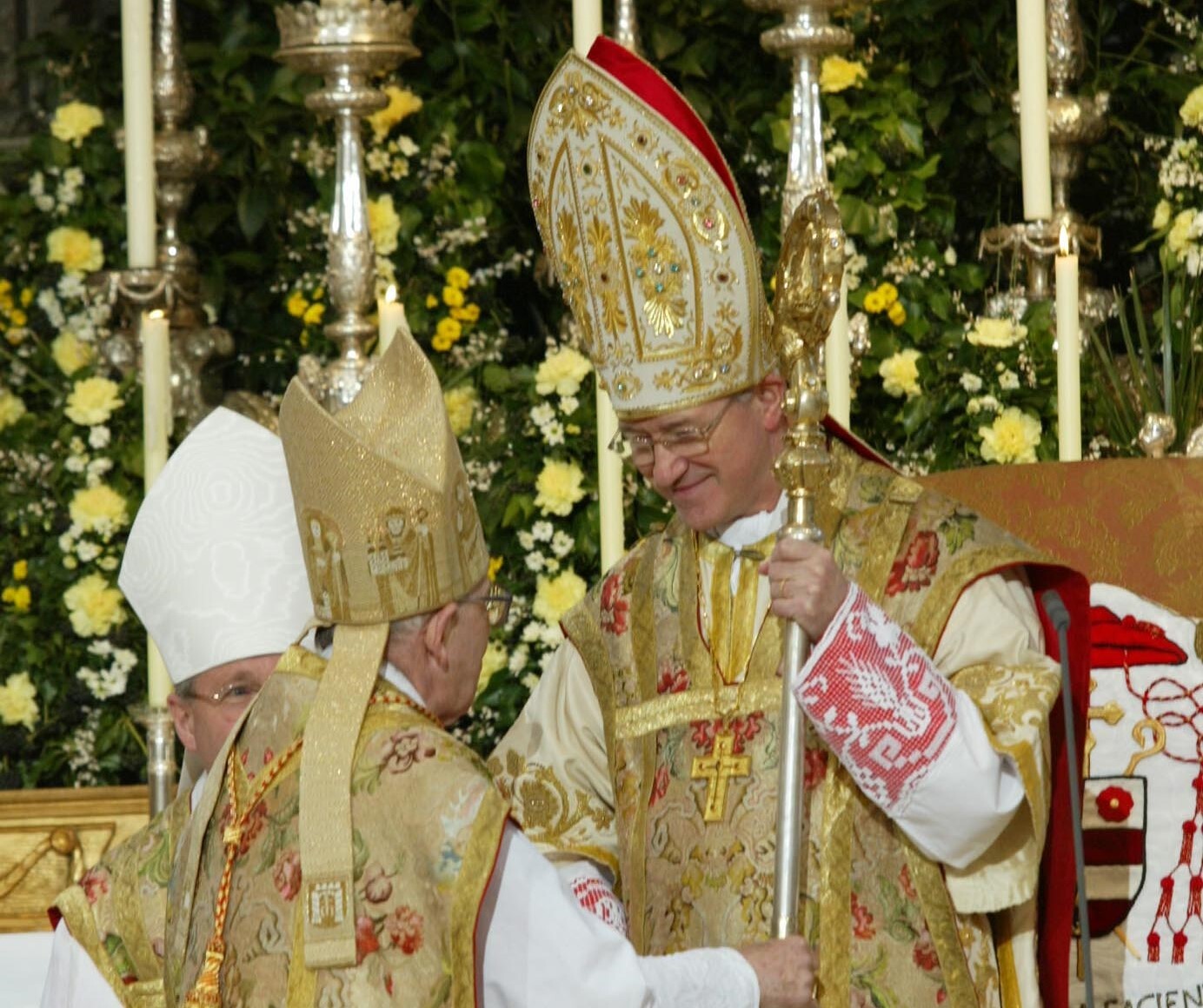 Amtseinführung des neues Salzburger Erzbischofs Alois Kothgasser im Salzburger DomFoto: Franz Neumayr     19.1.2003Übergabe des Hirtenstarbes von Georg Eder (links) an Alois Kothgasser