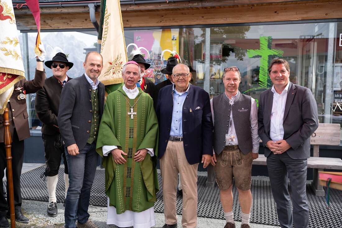 NR Josef Hechenberger, Weihbischof Hansjörg Hofer, KR Anton Pletzer, Bergbahnen-Geschäftsführer Markus Brudermann und LA Peter Seiwald (v.l.).