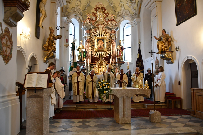 Weihbischof Hansjörg Hofer beim Festgottesdienst in Stumm zur „Wiedereröffnung“ der Pfarrkirche.