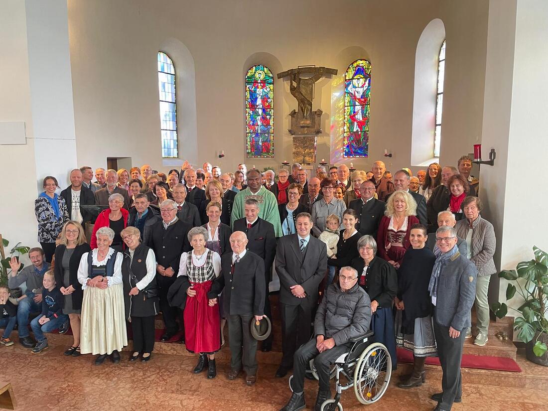 76 Paare lud die Pfarre Thiersee heuer ein, um gemeinsam ihre Ehejubiläen zu feiern – darunter auch zwei diamantene Jubelpaare.