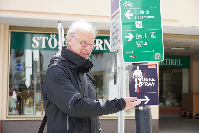                                Dekan Erwin Neumayer präsentiert die Schilder am Radweg. Auch die Radständer vor der Pfarrkirche wurden im Zuge des Projekts aufgestellt.