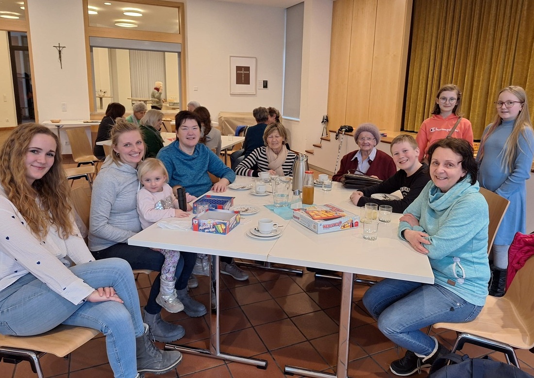 Die Begeisterung beim und für den Generationentreff in Saalfelden ist groß. Zwischen der jüngsten und der ältesten Teilnehmerin liegen rund 90 Jahre.