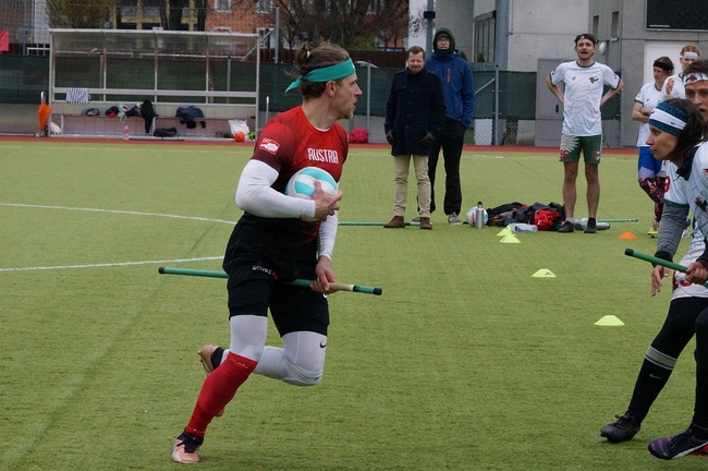                      Richard Frasl, Salzburger KHG-Seelsorger und Teamkapitän der Quidditch-Nationalmannschaft, beim Spiel mit Ball und „Besen“.           