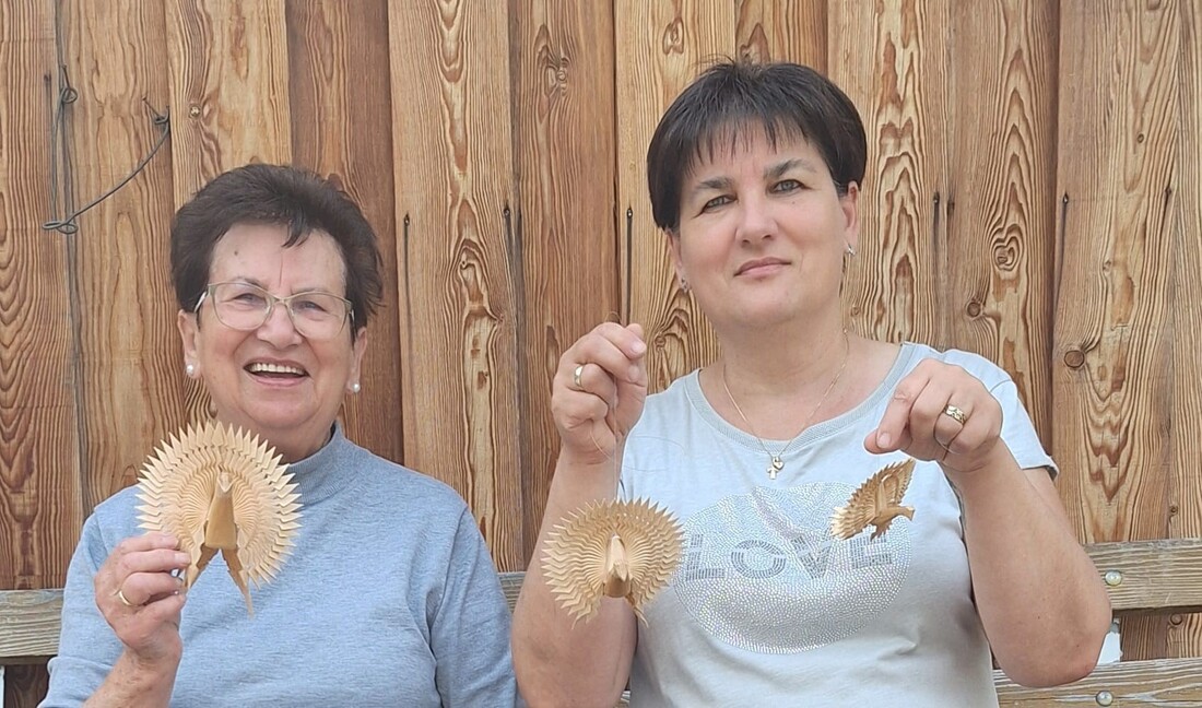 Sie schnitzen in der dritten und vierten Generation: Fani Gauglhofer (l.) und Renate Pfeifenberger.
