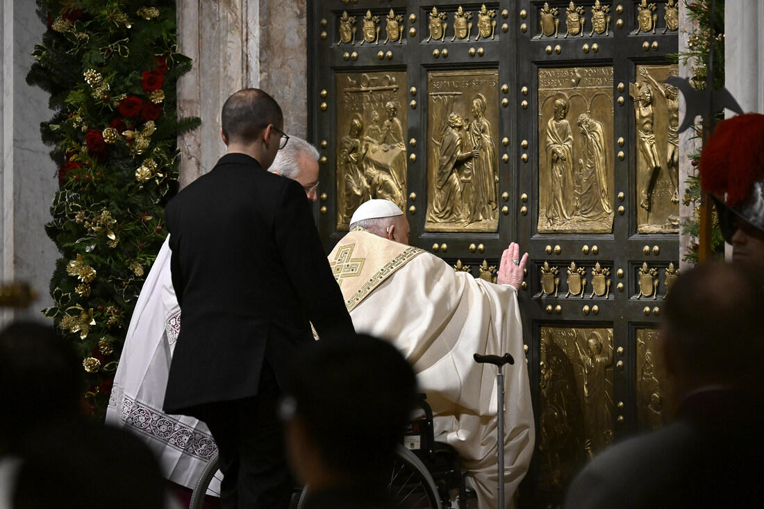 Papst Franziskus öffnet die Heilige Pforte des Petersdoms im Vatikan am 24. Dezember 2024 zum Auftakt des 'Heiligen Jahres' 2025.