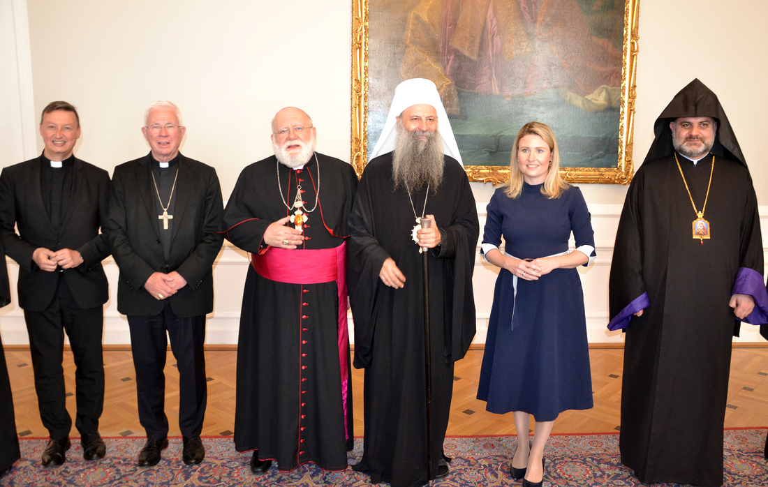 Im Bundeskanzleramt:  Bischofskonferenz-Generalsekretär Peter Schipka, Bischofskonferenz-Vorsitzender Erzbischof Franz Lackner, Nuntius Erzbischof Pedro Lopez Quintana, serbisch-orthodoxer Patriarch Porfirije, Bundesministerin Susanne Raab, ÖRKÖ-Vors