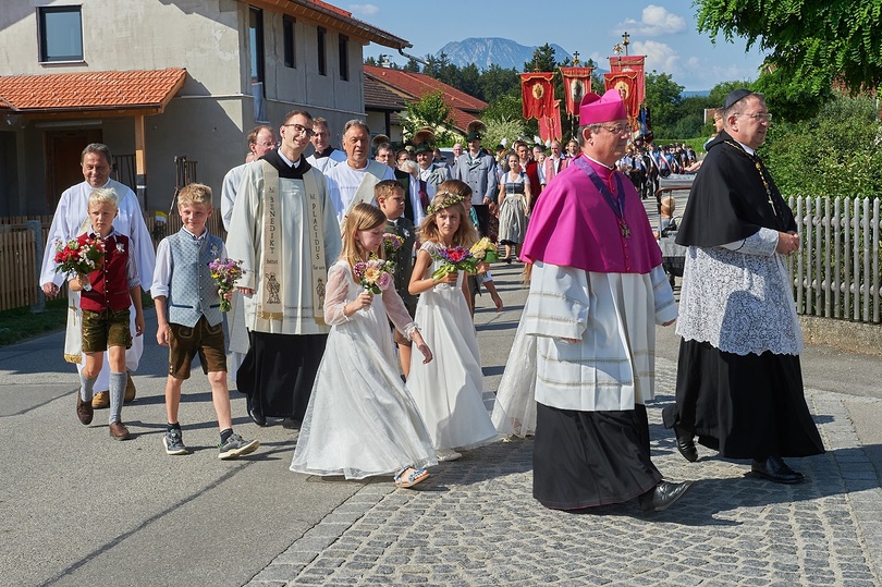 Gut gelaunt auf dem Weg durch Saaldorf: Benediktinerpater Placidus Schinagl (4. v. l.) im großen  Festzug seiner nahe Salzburg gelegenen Heimatgemeinde.     