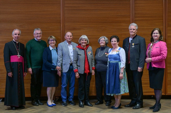 Von links: Weihbischof Hansjörg Hofer, Pfarrprovisor Christian Hauser, die sechs Geehrten – Erna und Lorenz Blattl, Maria Steiner, Josefine Obersteiner, Hildegard Mauracher, Hans-Peter Gruber – sowie Elisabeth Kandler-Mayr, Ordinariatskanzlerin.