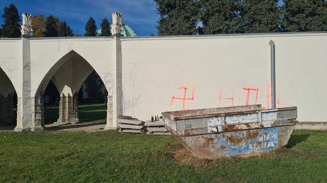 Außenmauern und Zeremonienhalle nahmen beträchtlichen Schaden.