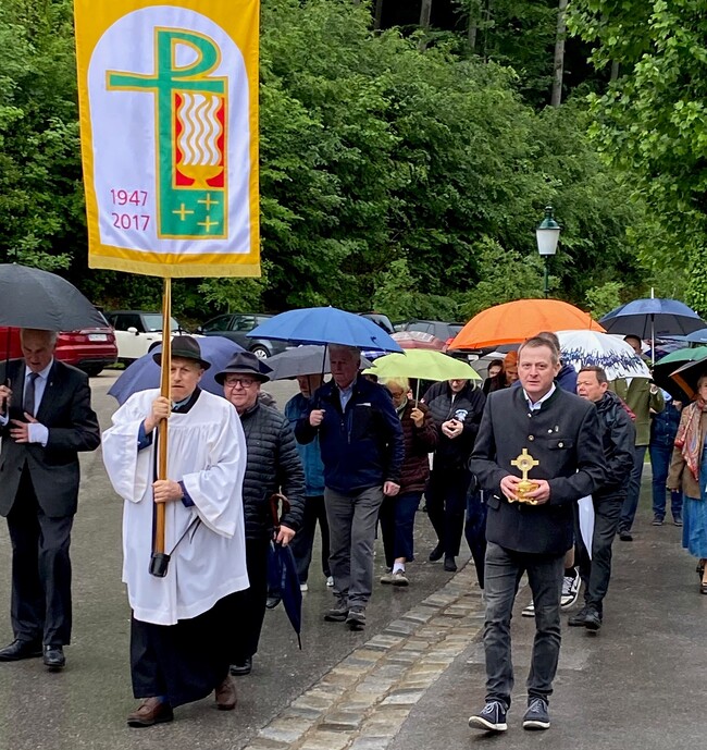 Mesnerinnen und Mesner auf dem Weg nach Maria Plain (vorne von links):  Tennengau-Regionalleiter Andreas  Wenger, Fahnenträger Franz Übelbacher, Geistlicher Assistent Raimund Sagmeister und der Obmann der Mesnergemeinschaft, Herbert Giglmayr.