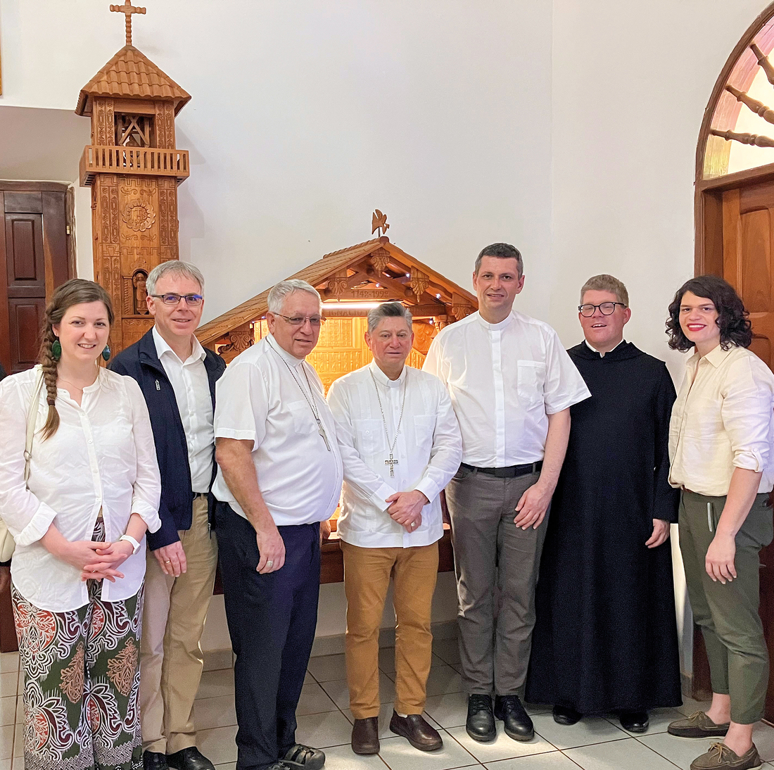 Die Salzburger Delegation (v.l.), Christa Rohrer-Fuchsberger, Markus Roßkopf, Harald Mattel,  P. Virgil Steindlmüller und Antonela Petricevic mit Bischof Robert Flock (San Ignacio) und dem Nuntius in Bolivien, Erzbischof Fermín Emilio Sosa Rodríguez 