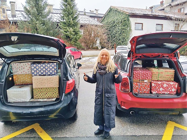 Andrea Wieser von der Caritas St. Johann in Tirol freute sich über all die Geschenke für die bedürftigen Familien.