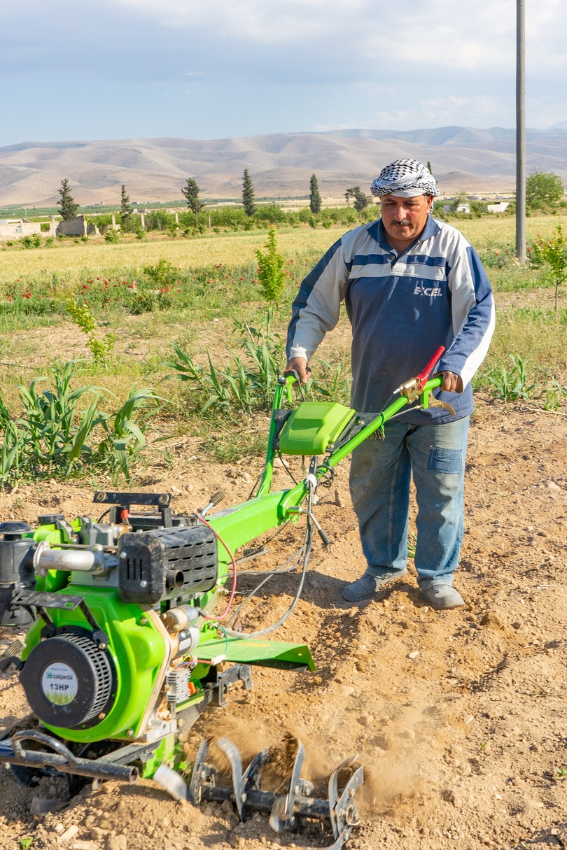 Landwirt Kassoha hat seinen kleinen elektrischen Pflug schon in Betrieb und kann seine Felder wieder bewirtschaften.