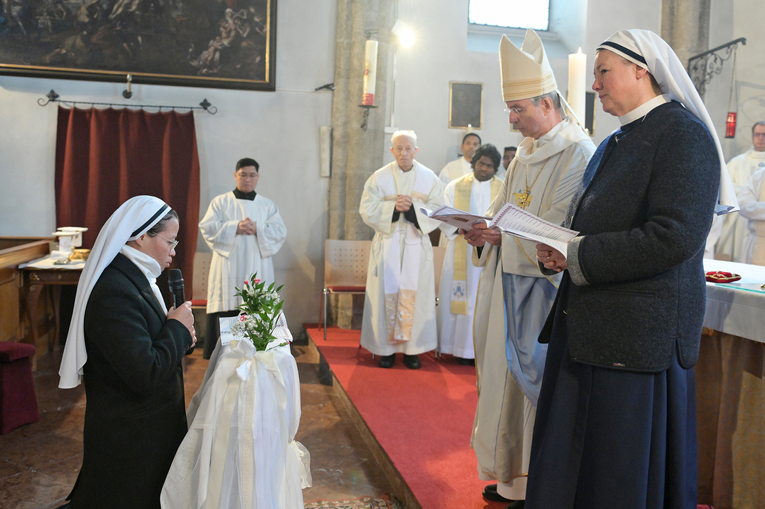 Mit dem ewigen Gelübde hat sich Sr. Laura lebenslang dem Anliegen ihrer Gemeinschaft verschrieben: im Gebet und in Werken der Nächstenliebe Familien zu unterstützen. Dem Professgottesdienst stand Weihbischof Hansjörg Hofer vor.