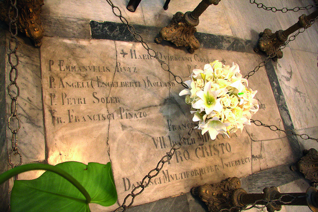 Grabplatte der Heiligen in der Pauluskirche  in Damaskus. 