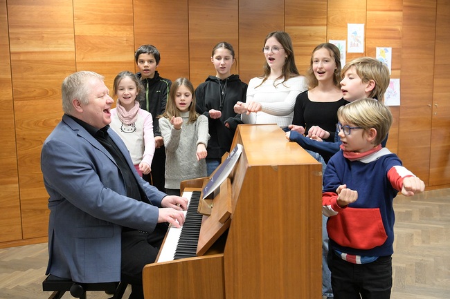 Salzburgs Domkapellknaben und -mädchen, intern liebevoll „Domis“ genannt, stimmen sich auf ihr Jubiläum ein. In den 1980er-Jahren war auch der heutige Leiter Gerrit Stadlbauer (am Klavier) ein Domkapellknabe. 