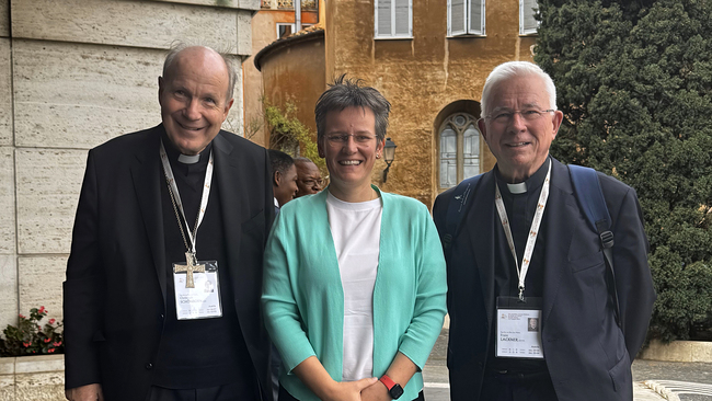 Synoden-Teilnehmende aus Österreich: Kardinal Christoph Schönborn, Pastoraltheologin Klara Csiszar und Erzbischof Franz Lackner.