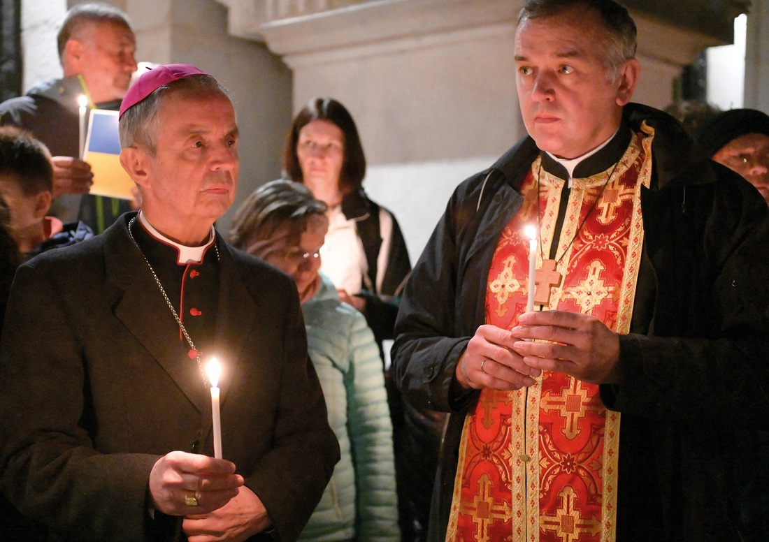 Weihbischof Hansjörg Hofer (l.) und Pfarrer Vitaliy Mykytyn beim stillen Gedenken.