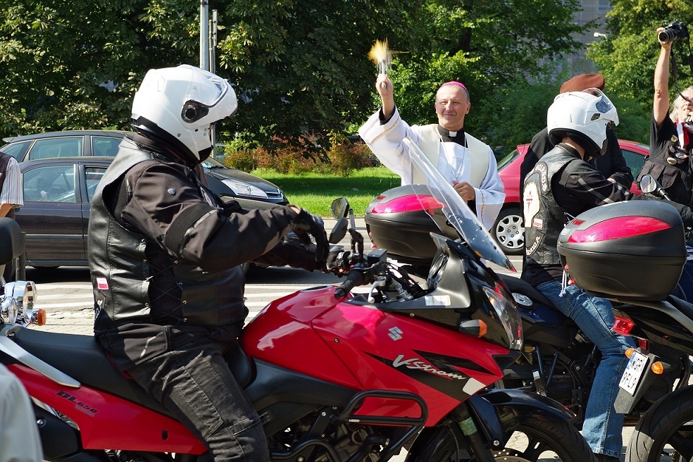 Bei Zweiradfahrern ist der Christophorus-Segen besonders beliebt, aber auch viele andere Verkehrsteilnehmer lassen Fahrzeuge und Passagiere segnen. 