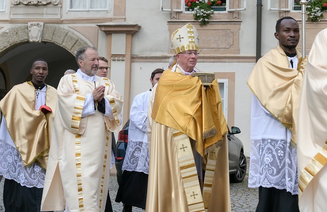 Erzbischof Franz Lackner bei der Prozession mit den Reliquien des hl. Rupert von der Stiftskirche St. Peter in den Dom.