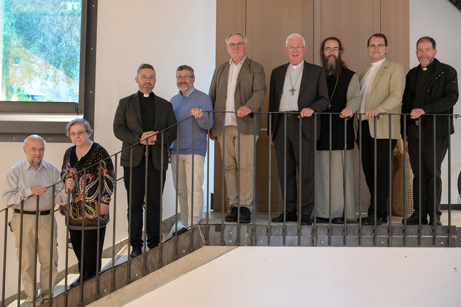 Gesichter des Andreas-Petrus-Werks: Erzbischof Franz Lackner (Nationalpräsident) und Hanns Sauter (Nationalsekretär) mit den Diözesanvertretern bei ihrem Treffen in Salzburg.