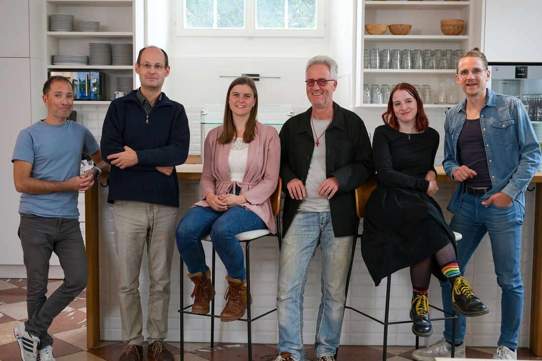 Das Imaculada-Team mit Christian Wallisch-Breitsching (3. v. r.), Leiter der Universitätsseelsorge in Salzburg. Studierende, Praktikantinnen und Praktikanten sowie Hauptamtliche kümmern sich gemeinsam um den Tagesbetrieb und um Buchungen sowie Durchf