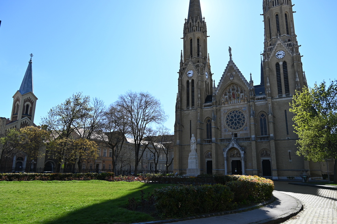 „Schauplätze“ beim Besuch von Papst Franziskus in Ungarn: die griechisch-katholische Mariä-Schutz-Kirche (links) und die römisch-katholische St.-Elisabeth-Kirche am Rosenplatz (Rozsak tere) in Budapest.       