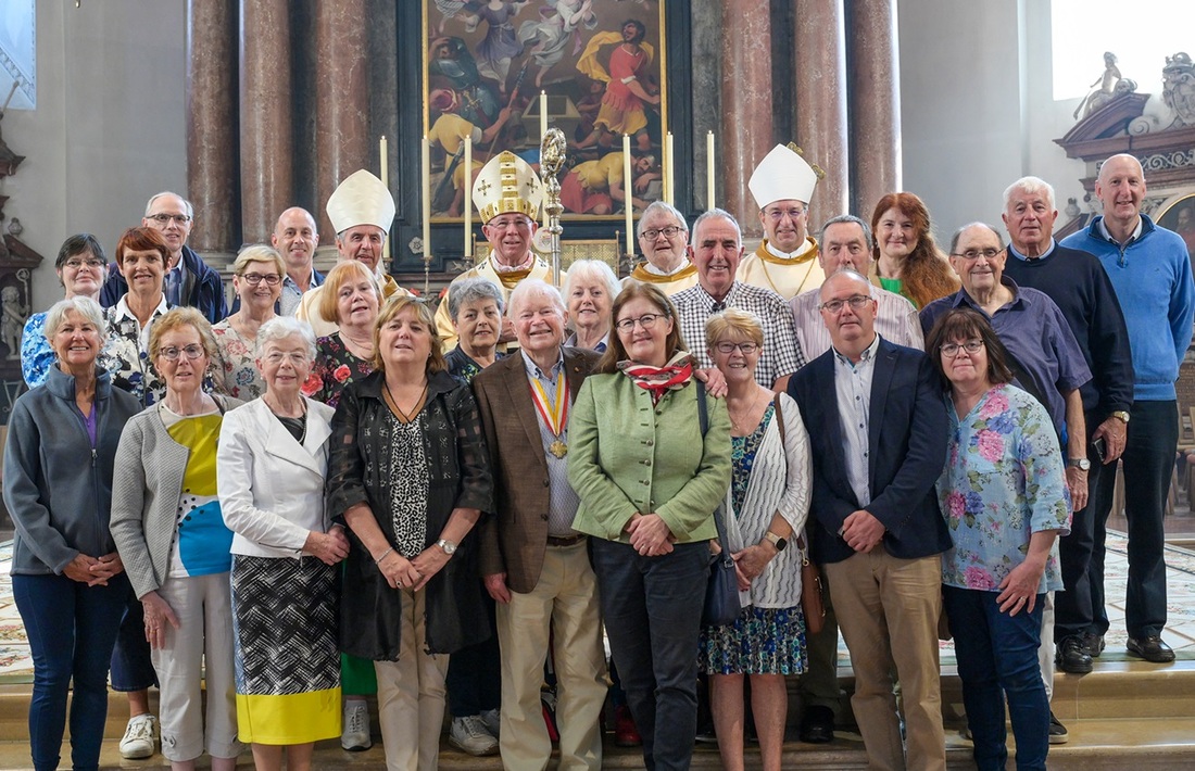 Gruppenbild im Dom  mit der irischen Delegation, Erzbischof Franz Lackner  und den Salzburger Zelebranten nach dem Hochfest zu Ehren der hll. Rupert und Virgil – ein Symbol für viele Jahre der Irland-Salzburg-Verbundenheit. 