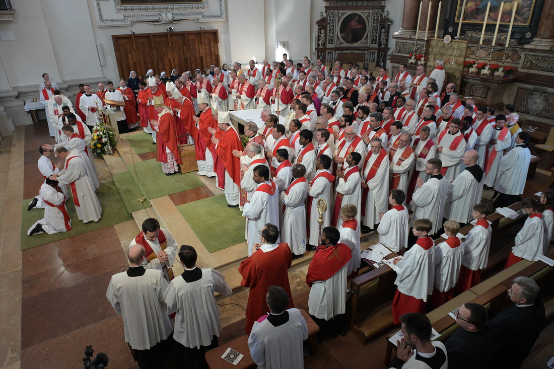 Beeindruckend: Nach der Zusage zum Priesteramt und der Handauflegung durch den Bischof legten auch die Priester den Weihekandidaten die Hände auf. Danach folgten das Anlegen der priesterlichen Gewänder, die Salbung der Hände sowie die Umarmung der Mi