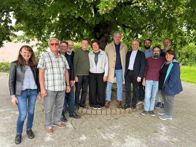 Die Kandidaten zum Ständigen Diakonat mit ihren Ehefrauen, Bischofsvikar Gerhard Viehhauser (5. v. r.) und Ausbildungsleiter Albert Hötzer (4. v. l.).