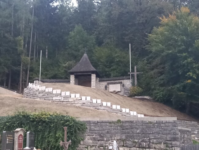 Ausblick vom Friedhof Golling: Der (bald begrünte) Hügel für Naturbeisetzungen.  