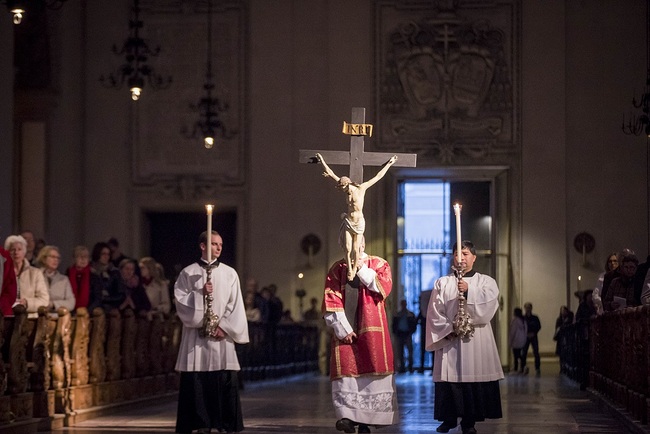 Am Karfreitag ans Kreuz geschlagen, am Morgen des Ostersonntags von den Toten auferstanden – das Leiden und Sterben Christi. 