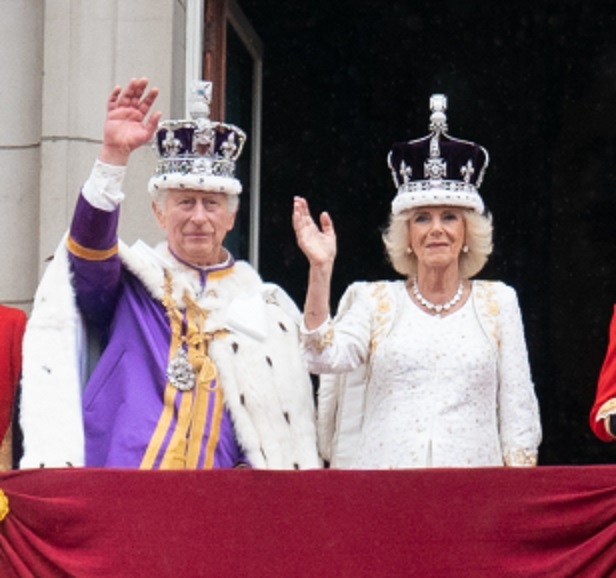 König Charles III. mit seiner Gemahlin, Königin Camilla, am Tag der Krönung. 