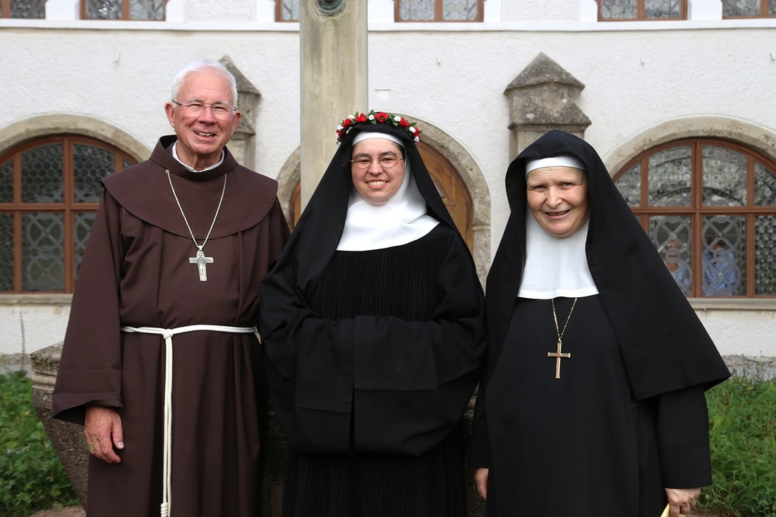 Sr. Benedicta mit Erzbischof Franz Lackner und Äbtissin Veronika Kronlachner (r.).  