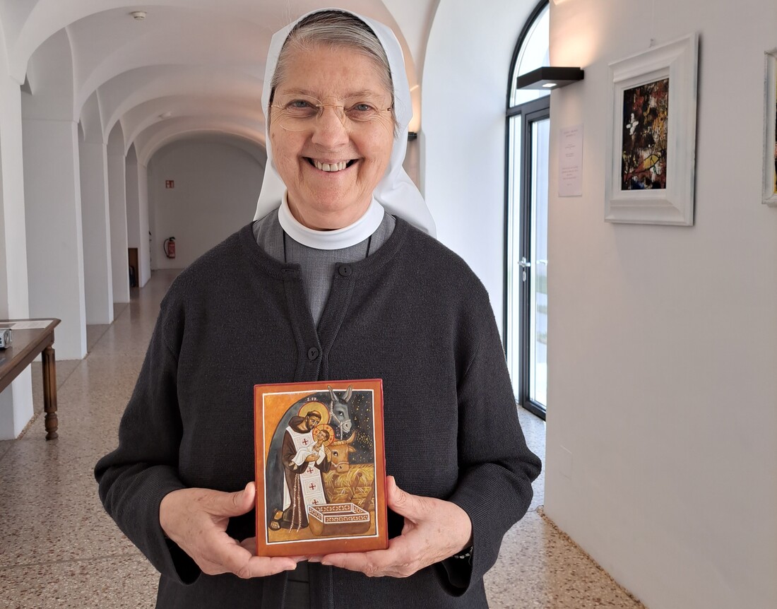 Sr. Irmlinde Lang zeigt eine der Ikonen.