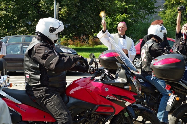 Bei Zweiradfahrern ist der Christophorus-Segen besonders beliebt, aber auch viele andere Verkehrsteilnehmer lassen Fahrzeuge und Passagiere segnen. 