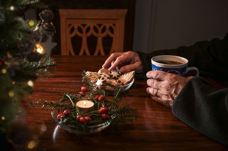 Weihnachten alleine daheim? Es gibt Initiativen und Ideen, wie Sie trotzdem schöne Feiertage verbringen können.