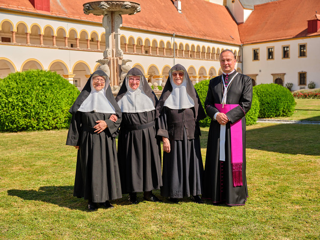 Die drei Augustiner-Chorfrauen Schwester Rita, Schwester Bernadette und Schwester Regina (v. l.) mit Propst Markus Grasl  im Augustiner-Chorherren-Stift Reichersberg.