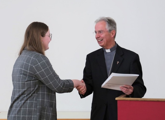 Weihbischof Hansjörg Hofer überreichte die Auszeichnungen an die Maturantinnen im Fach Religion.